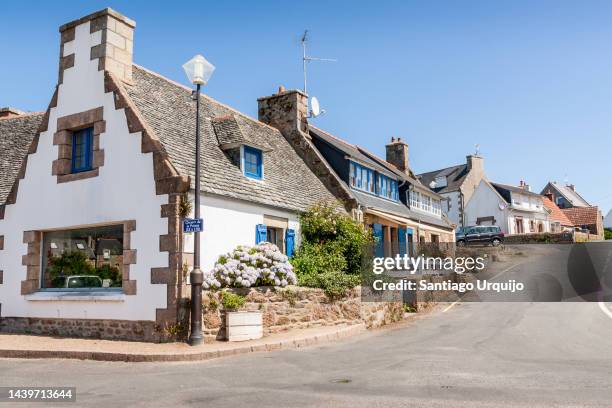 charming old houses in village of ploumanac'h - bretagne road landscape fotografías e imágenes de stock