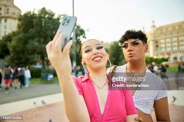 giovani che si divertono mentre posano per selfie a barcellona - plaza de catalunya foto e immagini stock