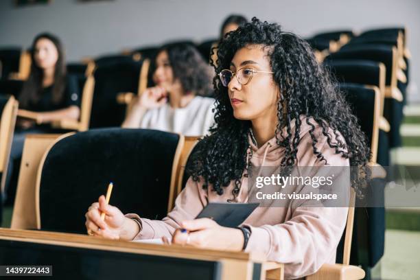 jeune femme écoutant un cours à l’université - classroom university photos et images de collection