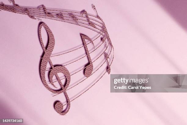 music notes in pink - muzieksymbool stockfoto's en -beelden