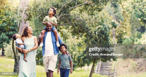 schwarze familie, mutter und vater mit kindern lieben die natur in den sommerferien, im urlaub oder am wochenende im freien. park, schwarze frau und glücklicher afrikanischer vater genießt spaziergänge und zeit mit kleinen kindern - 48 hours stock-fotos und bilder