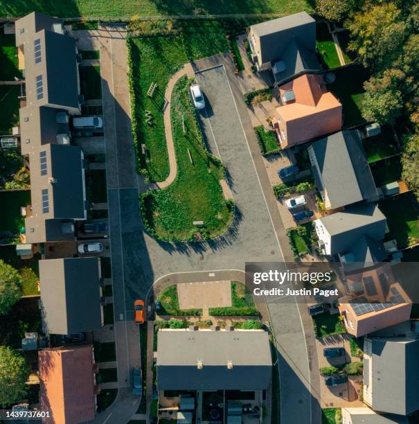 a col-de-sac of new build houses in the uk - modern housing development uk stock pictures, royalty-free photos & images