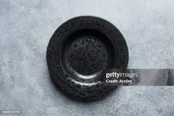 empty black plate - black plate stock pictures, royalty-free photos & images