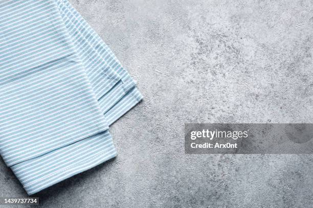blue kitchen towel on grey concrete background - serviette photos et images de collection