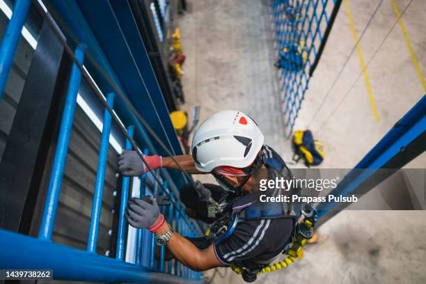 industrial safety harness equipment with reflection - fall prevention photos et images de collection