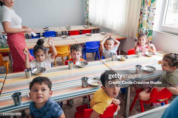 grupo de niños en una pausa para almorzar en preescolar - nursery school child fotografías e imágenes de stock