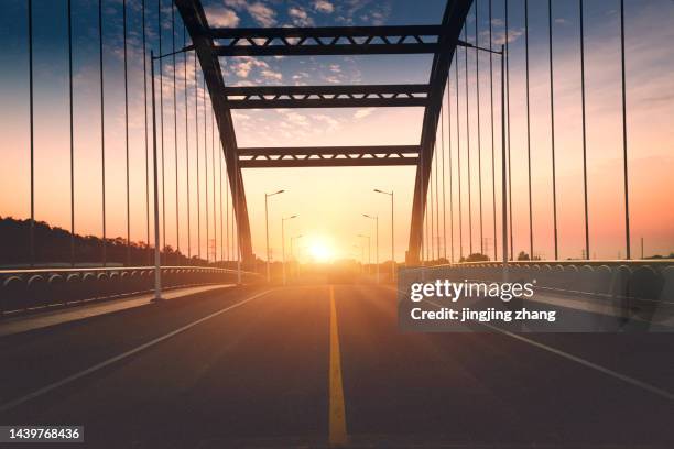 in the evening, the sun sets, and the high-speed kilometers through the arch bridge - kommandobrücke stock-fotos und bilder