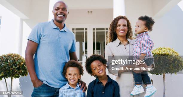 immobilienhaus, haus und porträt der schwarzen familie lächeln mit neuem einfamilienhaus, immobiliengebäude oder traumhaus. liebe, hausbesitzer und glückliche familie von mama, papa und kindern mit luxusvilla - real people family portraits stock-fotos und bilder