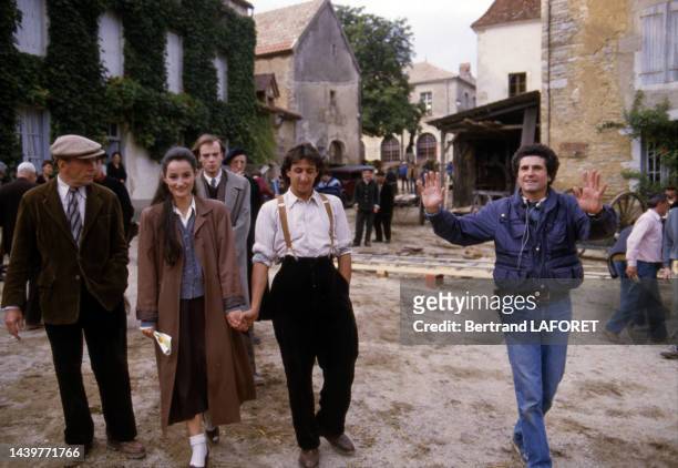 Evelyne Bouix, Richard Anconina et Claude Lelouch sur le tournage du film 'Partir, revenir', en 1984.