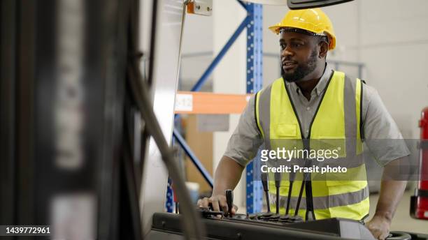 forklift are loading into cargo containers at warehouses, ports, freight forwarding, cargo supply chains, cargo transportation, warehouse industry, logistics. - chonburi province stock photos et images de collection