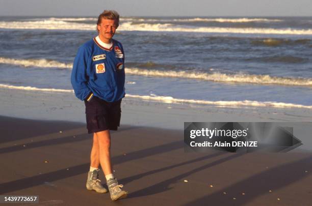 Portrait de Juha Kankkunen sur la plage de Dakar lors du Paris-Dakar, le 22 janvier 1988.