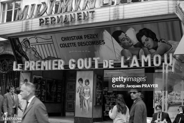 Affiche du film 'Le Premier goût de l'amour' à l'entrée du cinéma 'Midi Minuit' à Paris, en 1967.