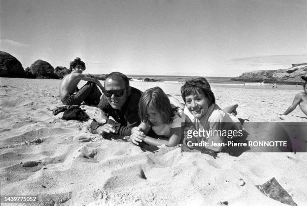 Annie Girardot et Renato Salvatori avec leur fille Giulia à Belle-Île-en-Mer lors du tournage du film 'Traitement de choc' en septembre 1972