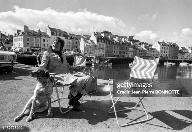 Annie Girardot et Renato Salvatori avec leur fille Giulia à Belle-Île-en-Mer lors du tournage du film 'Traitement de choc' en septembre 1972