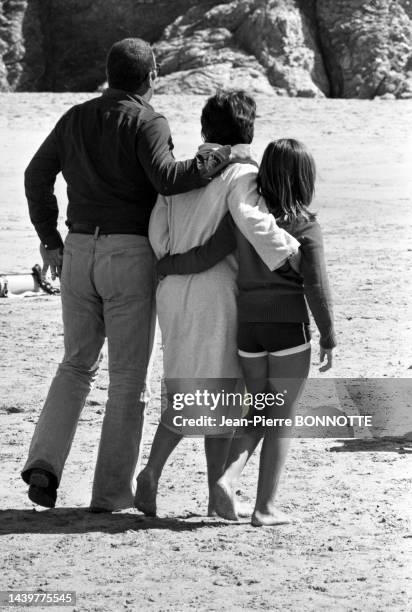 Annie Girardot et Renato Salvatori avec leur fille Giulia à Belle-Île-en-Mer lors du tournage du film 'Traitement de choc' en septembre 1972