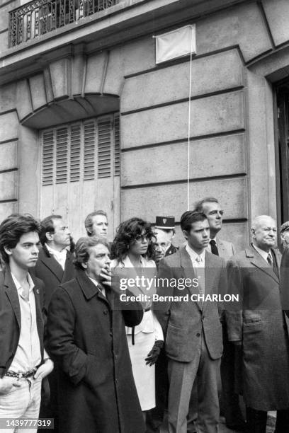 Carlos Sotto Mayor et Paul Belmondo à l'inauguration de la plaque commémorative du sculpteur Paul Belmondo, le 3 mai 1983, dans la rue...