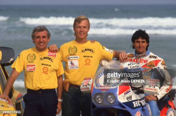 Bernard Giroux, Ari Vatanen et Cyril Neveu sur la plage de Dakar à l'arrivée du Paris-Dakar, le 22 janvier 1987.