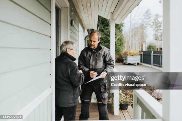 electrician and customer signing invoice - plumber stock pictures, royalty-free photos & images