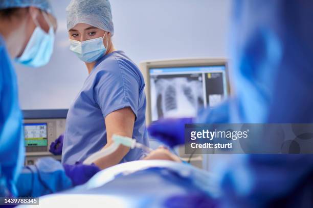 female anesthesiologist in surgery - anaesthetist stock pictures, royalty-free photos & images