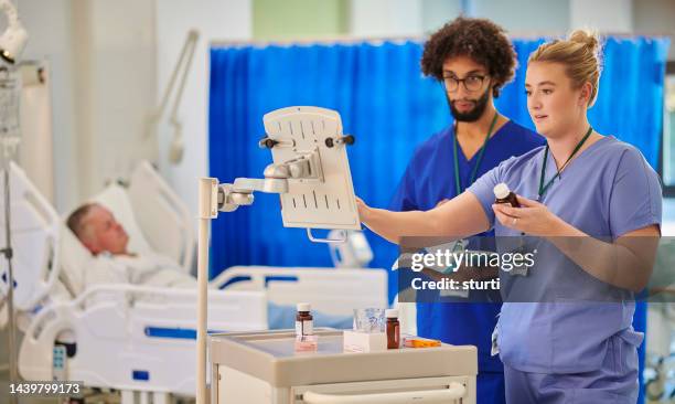 carrello dei medicinali in ospedale - servizio sanitario nazionale britannico foto e immagini stock