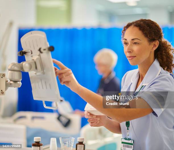 prescribing medicine on the ward - hospital cart stock pictures, royalty-free photos & images