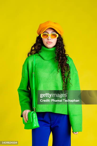 fashionable woman in retro style outfit - green purse stockfoto's en -beelden