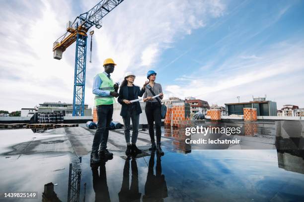 trabajadores de la construcción en el sitio - foundations conversations with suits fotografías e imágenes de stock