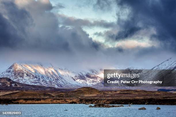 lochan na h'achlaise, rannoch moor - rannoch moor stockfoto's en -beelden