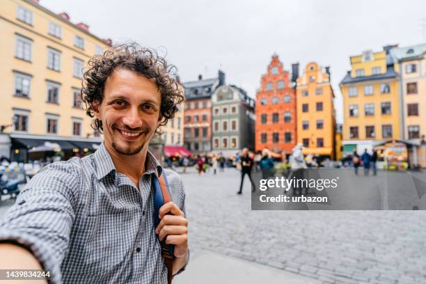 joven tomándose una selfie en la ciudad de estocolmo - the stockholm palace fotografías e imágenes de stock