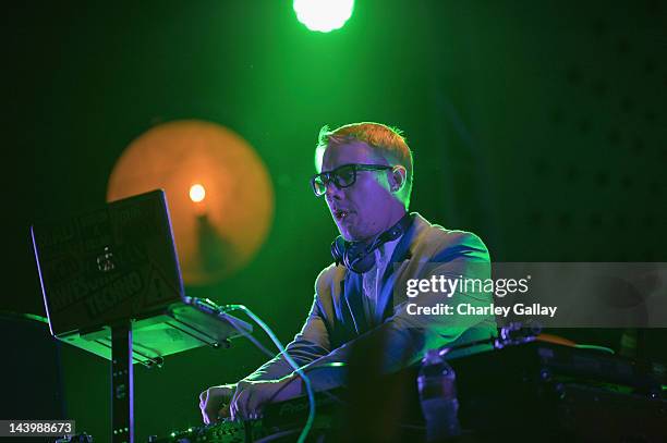 Mad Mike Rapper Dj Mad Mike Photos and Premium High Res Pictures - Getty Images
