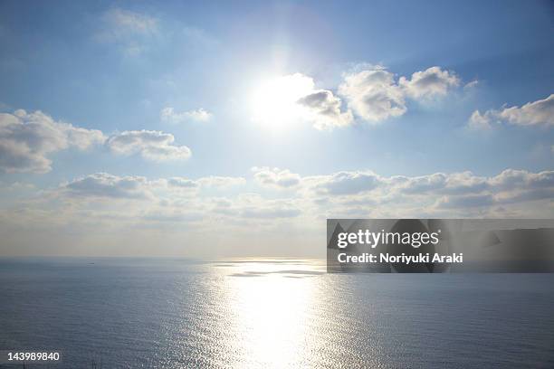 sunlight over sea - linha do horizonte sobre água - fotografias e filmes do acervo