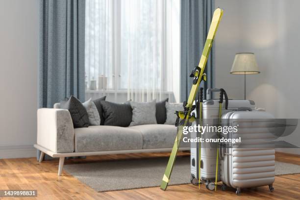 nahaufnahme von gepäck und ski im wohnzimmer mit verschwommenem hintergrund. winterurlaubskonzept - ski closeup stock-fotos und bilder