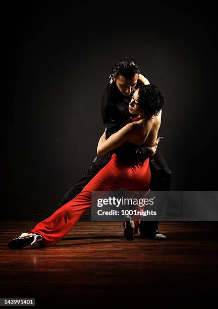 danza di passione tango - tango dancers foto e immagini stock