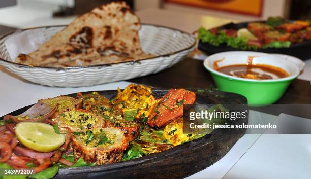 indian food - paneer tikka and nan - paneer tikka stock pictures, royalty-free photos & images