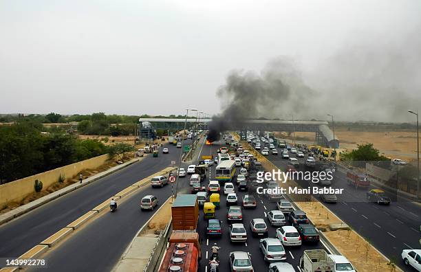 traffic accident in delhi - road accident imagens e fotografias de stock