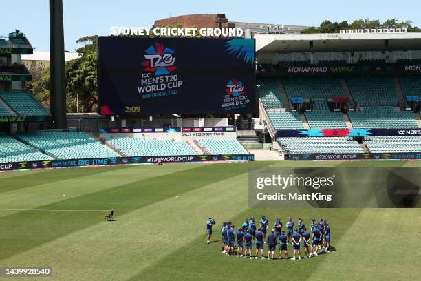 New Zealand head coach Gary Stead talks to players in a huddle during a New Zealand training session at Sydney Cricket Ground on November 08, 2022 in...