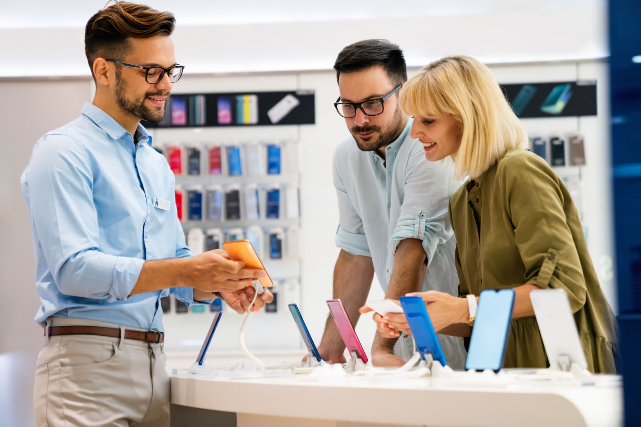 people shopping electronics