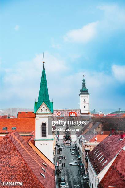 st. mark's church tower and rooftops in zagreb in winter - 札格雷布 個照片及圖片檔