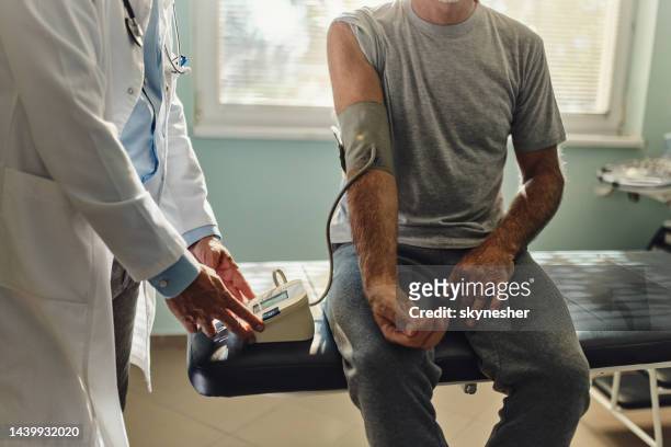 blutdruckmessung bei der arztpraxis! - hypertension stock-fotos und bilder