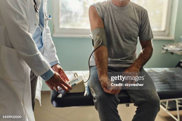 ¡medición de la presión arterial en el consultorio del médico! - hipertenso fotografías e imágenes de stock