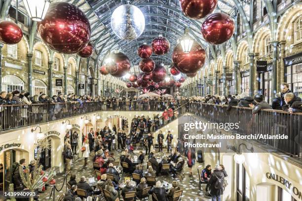 covent garden during the christmas period - covent garden market stock pictures, royalty-free photos & images