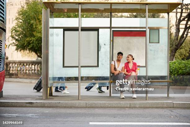 バルセロナで公共交通機関を待つ若者たち - bus shelter ストックフォトと画像