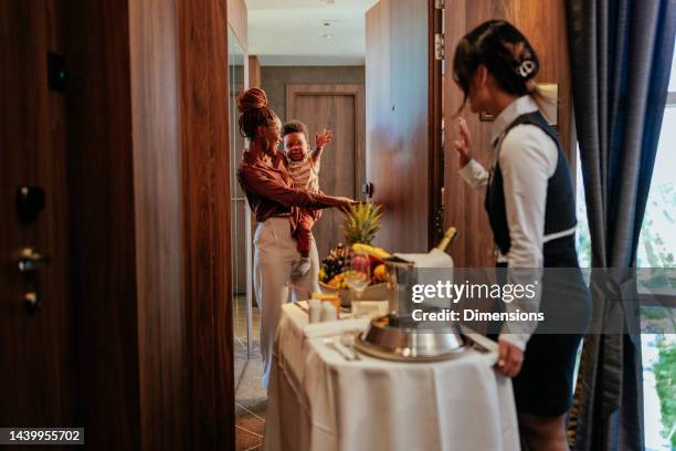 room service delivery for hotel guests. - fruitschaal stockfoto's en -beelden