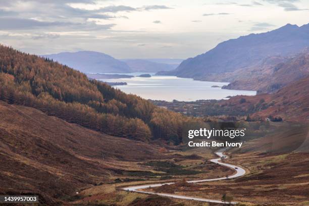 road leading to loch maree, torridon, scottish highlands - sutherland fotografías e imágenes de stock