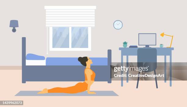 illustrazioni stock, clip art, cartoni animati e icone di tendenza di giovane donna che pratica yoga nella sua stanza - interno appartamento