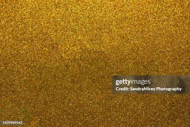 gold glitter background - purpurina fotografías e imágenes de stock