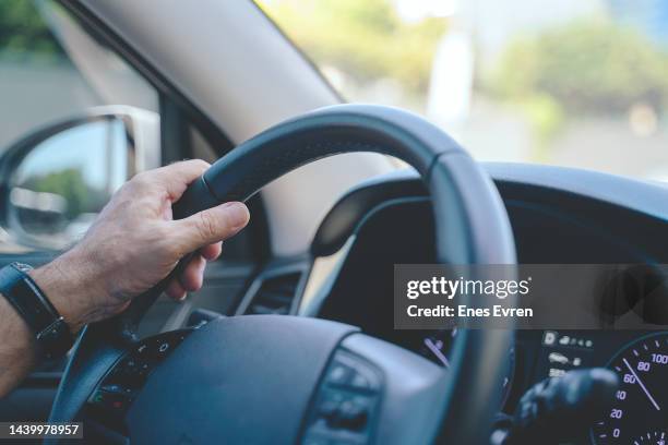 hands on steering wheel - segurança rodoviária imagens e fotografias de stock