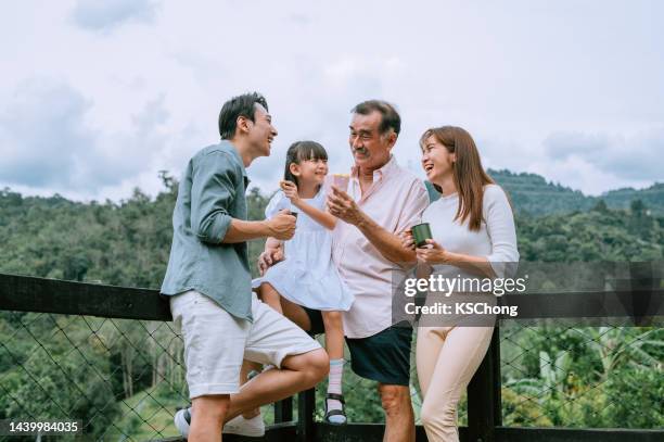 asiatische chinesische familie hat eine tolle zeit im resorthotel - happy family asian stock-fotos und bilder