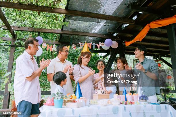 asiatisch-chinesisches porträt einer mehrgenerationenfamilie feiert geburtstag - asian family fall stock-fotos und bilder