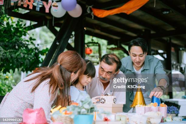 asiatisch-chinesisches porträt einer mehrgenerationenfamilie feiert geburtstag - chinese birthday stock-fotos und bilder